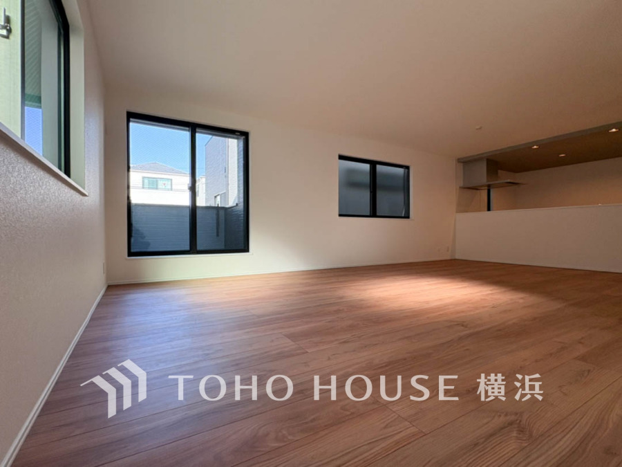 柔らかな色合いのフローリングと清潔感の溢れるクロスが明るい空間を創り出しているリビングダイニング。憩いの場に相応しく、ここで楽しむ家族の時間が絆をより深めてくれそうです。