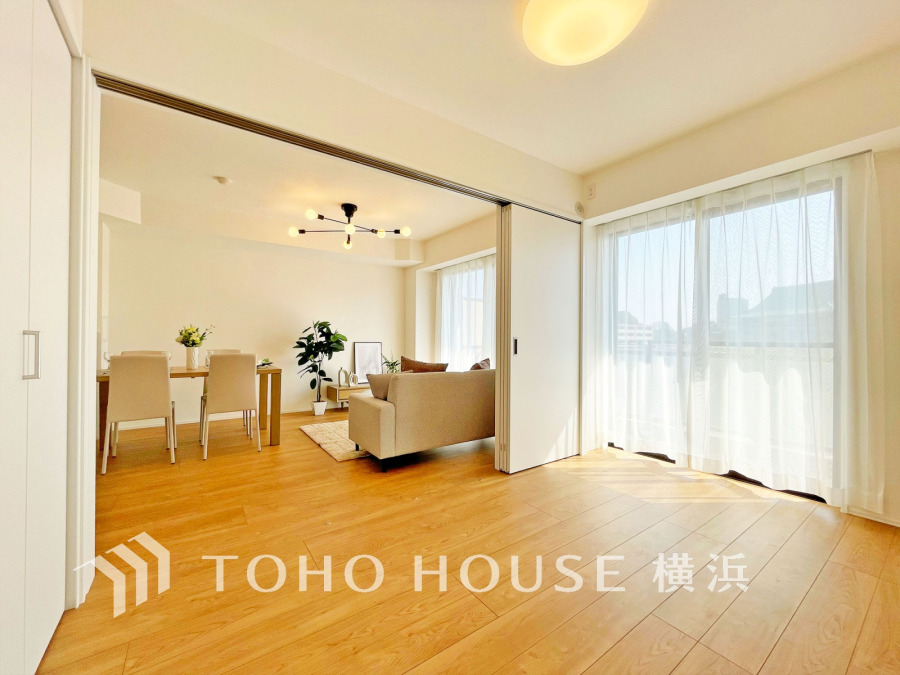 過ぎ行く時間をゆったりと感じることができる落ちついたプライベートルーム。リビングで楽しく過ごした後はゆっくり寛ぎの時間を満喫できます。静かな環境でリラックスタイムを愉しんで。