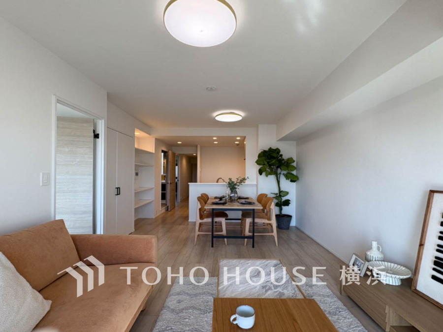 家族みんなが爽やかに健やかに過ごせるように、溢れる光をたっぷり取り込んだリビングダイニング。集いの場、憩いの場としての快適性を求めたやすらぎの空間です。