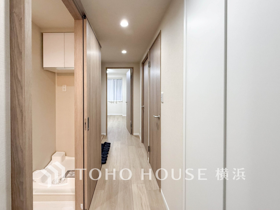 上質感漂う玄関と廊下。居住者の帰り、訪れる方を優しく迎える・安らぎに満ちた生活空間を予感させる。健やかな暮らしを楽しめることでしょう。