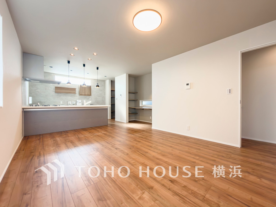 ここにはみんなが集い、食事と楽しい会話が始まる。話に夢中になりすぎて、ついつい時を忘れてしまう。そんな束の間の幸せを感じさせてくれる場所。