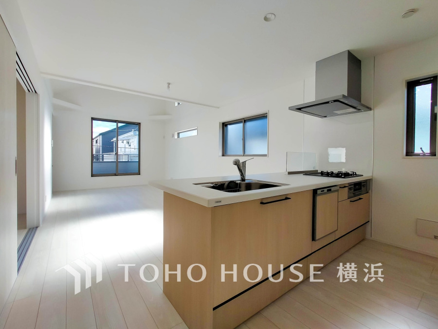 機能性とデザイン性を兼ね備えたシステムキッチン。リビングとの一体感も考慮され、美しい空間が実現。
