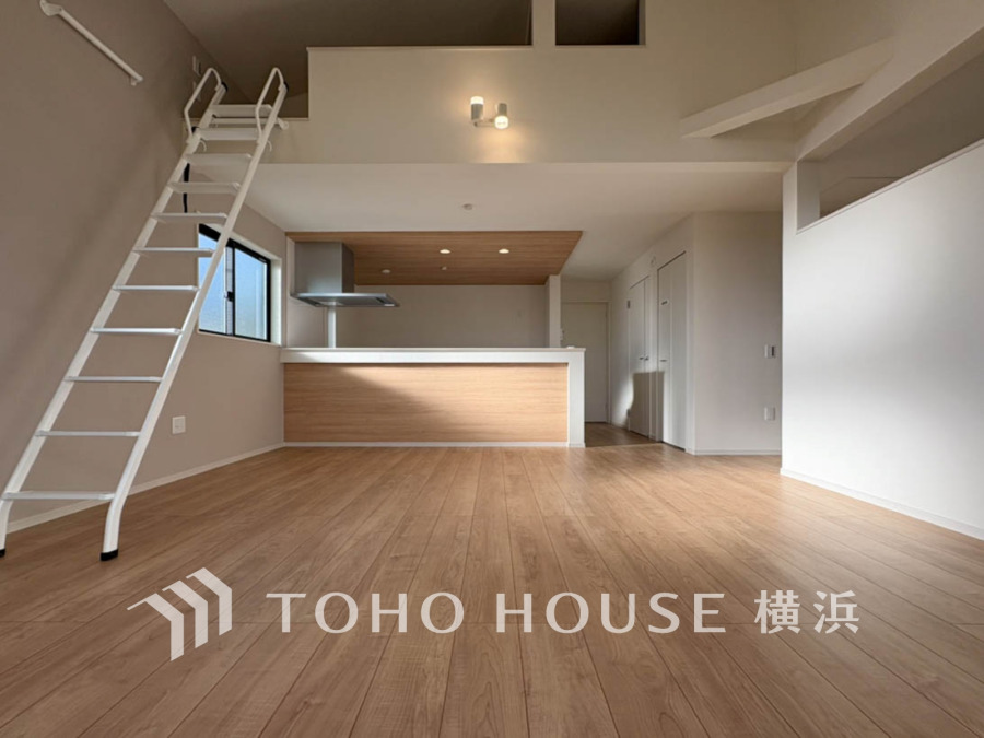 開放感あふれるリビングにロフト付き、ナチュラルな木目と白を基調としたスタイリッシュな空間です。