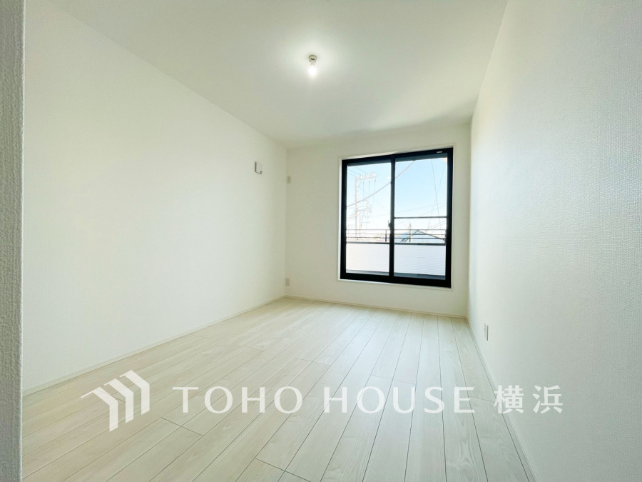 バルコニーに面した明るい洋室。穏やかな陽射しが、ゆったりとした寛ぎの時間を包みます。