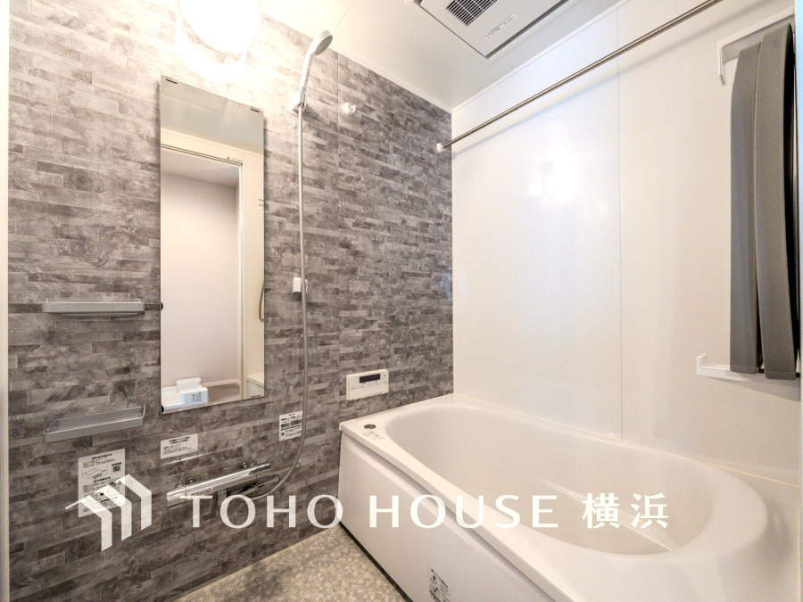 上質が感じられる質感とカラーリングで、清潔な空間美を実現。一日の疲れが癒される優雅なバスタイムを堪能できるゆとりあるバスルームです。