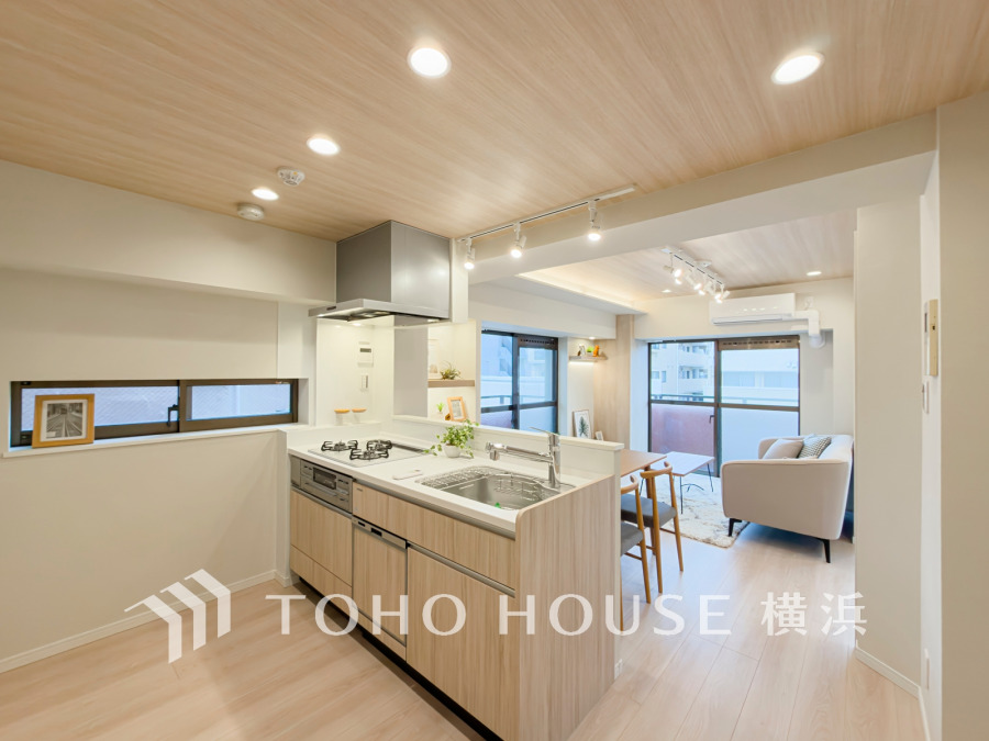 明るく開放的な対面キッチンと、自然光が差し込むリビングダイニングが一体となった快適空間です。