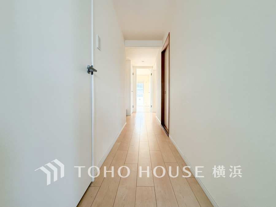 上質感漂う玄関と廊下。居住者の帰り、訪れる方を優しく迎える・安らぎに満ちた生活空間を予感させる。健やかな暮らしを楽しめそう。