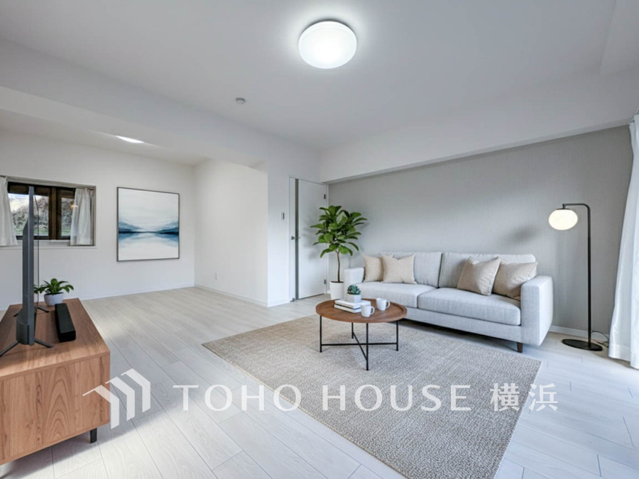 光と風が溢れる開放的なリビングダイニングには自然と家族みんなが集まってきます。明るく穏やかな空気の中で飲んだり、食べたり、笑ったり。（装飾品はAI加工です）