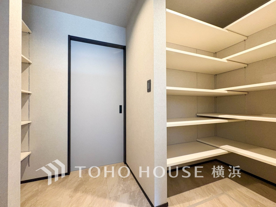 【Pantry】長期保存できる缶詰や調味料などの食品類の他、かさばるペーパーやラップ類をまとめて収納しておけます。キッチンまわりの掃除用具などを置くのにも便利ですね。