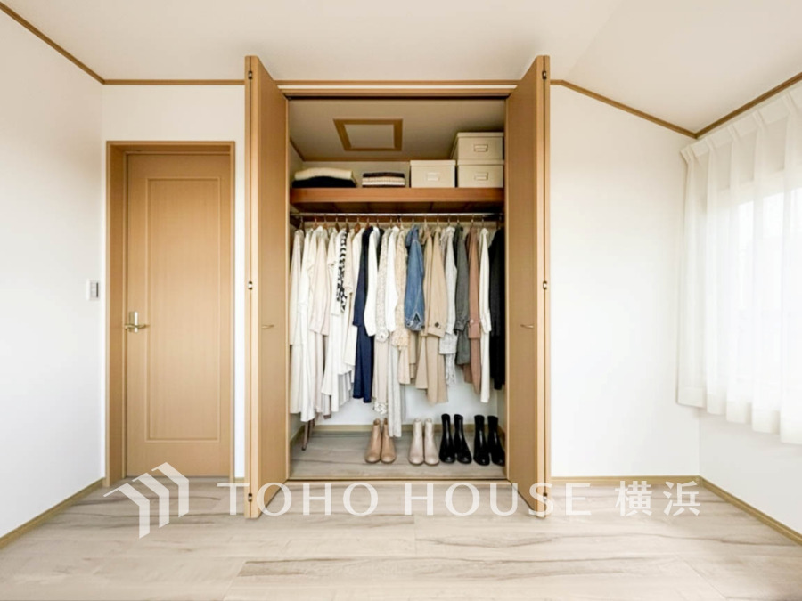 暮らし心地を大きく左右する収納を、適材適所に配置し使い勝手を考慮しました。空間を余すところなく有効利用した収納は生活空間をより上質なものにしてくれるでしょう。（装飾品はAI加工です）