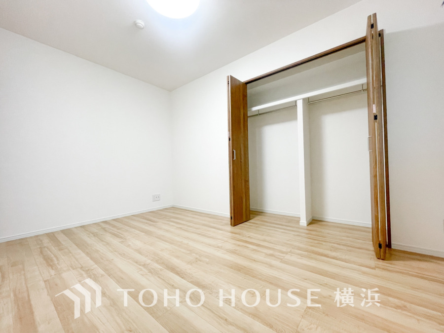 穏やかな風と陽光を導き、プライバシーに配慮された設計プランを採用し、居住性を一段と心地よいものにしています。明るく開放的な空間を演出しております。