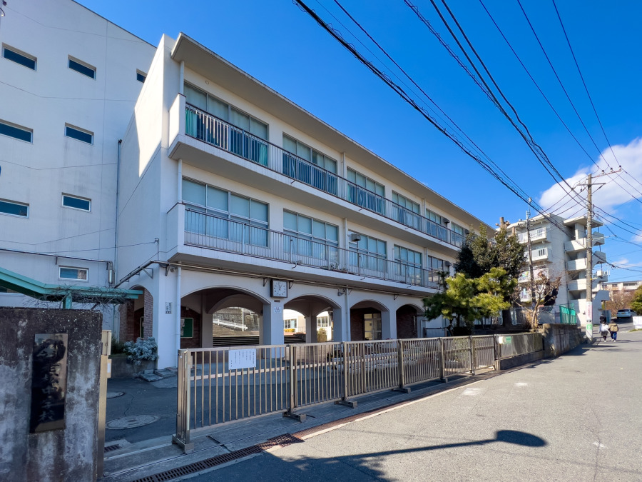 横浜市立老松中学校　約700ｍ