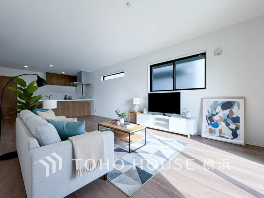 ここにはみんなが集い、食事と楽しい会話が始まる。話に夢中になりすぎて、ついつい時を忘れてしまう。そんな束の間の幸せを感じさせてくれる場所。（装飾品はAI加工です）