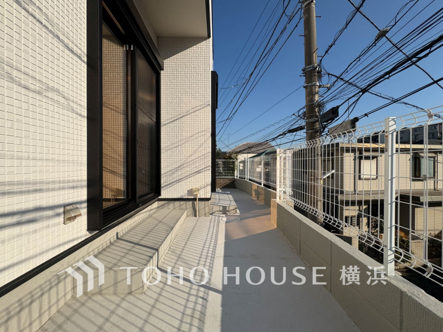 ちょっとしたお庭スペースが日常に癒しをプラスします。前面道路から1段上がった敷地の為開放感があります。