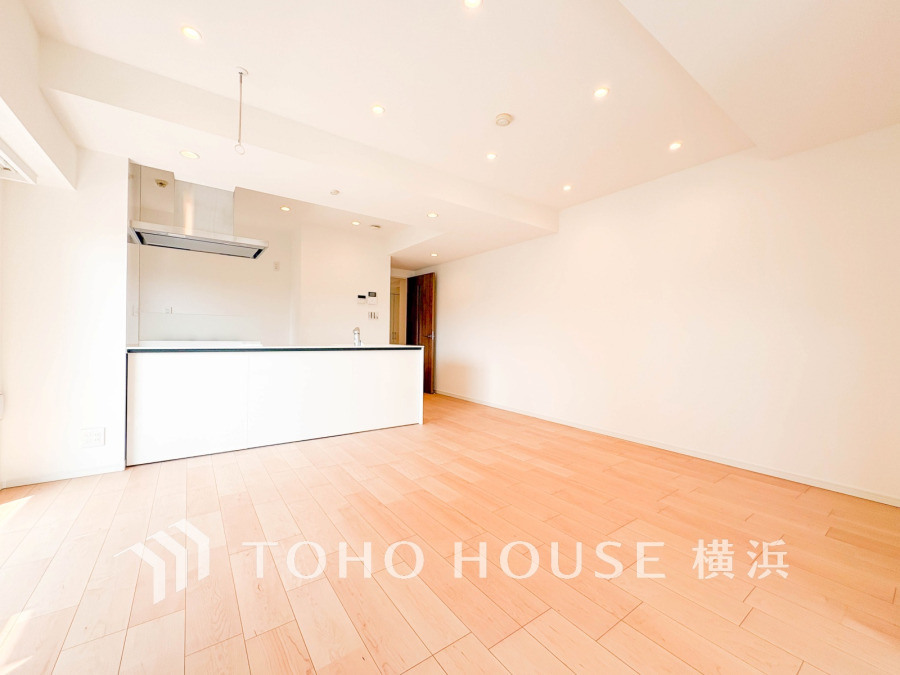家族の集うLDKは広々14.6帖。広く取られた窓からたっぷりと光が入る明るい空間です。
