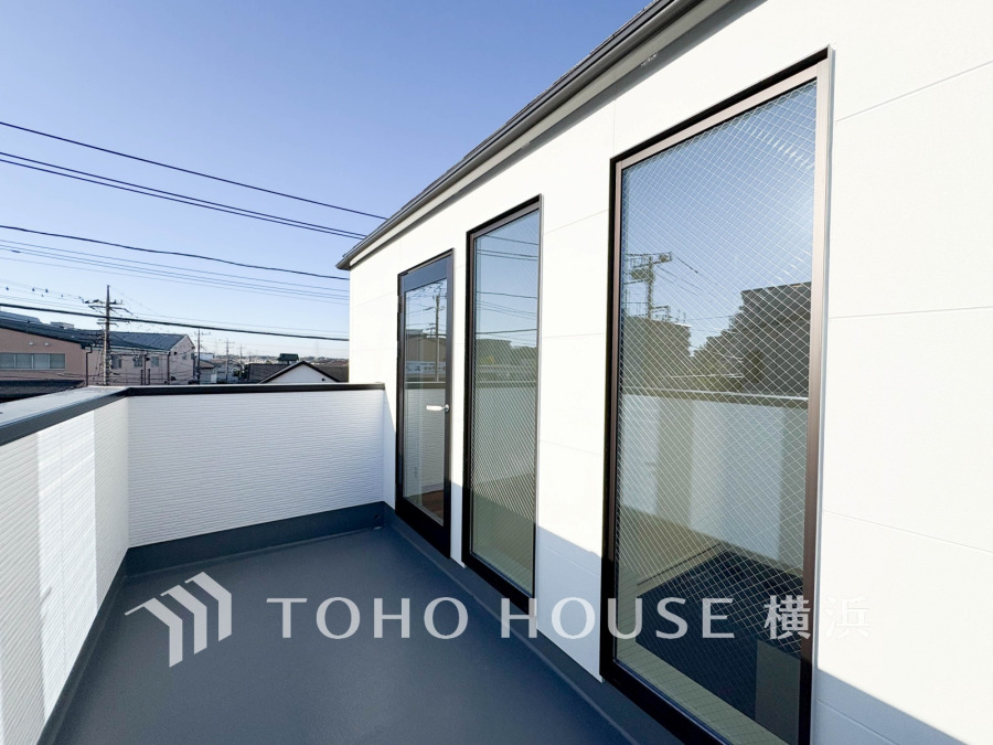 広々としたバルコニーは日当たり良好で、家族の憩いの場やガーデニングにも最適な空間です。