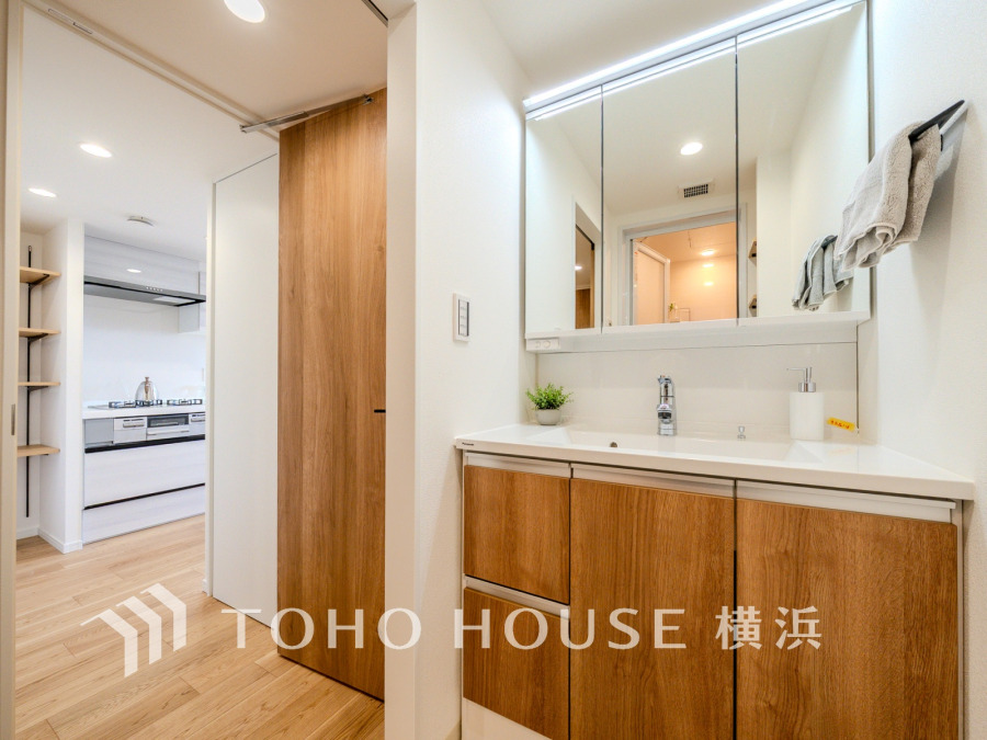 一日の始まりと終わりを心地よく演出してくれる、多彩な機能が備えられたパウダールーム。心地よいリフレッシュ空間です。キッチンにもつながる快適な家事動線も魅力です。