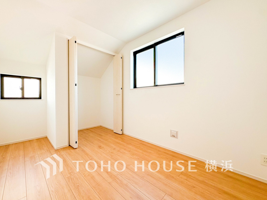 シンプルな内装と明るい空間で、自分らしい空間づくりを思い切り楽しめそうです。穏やかな陽射しが、ゆったりとした寛ぎの時間を包みます。