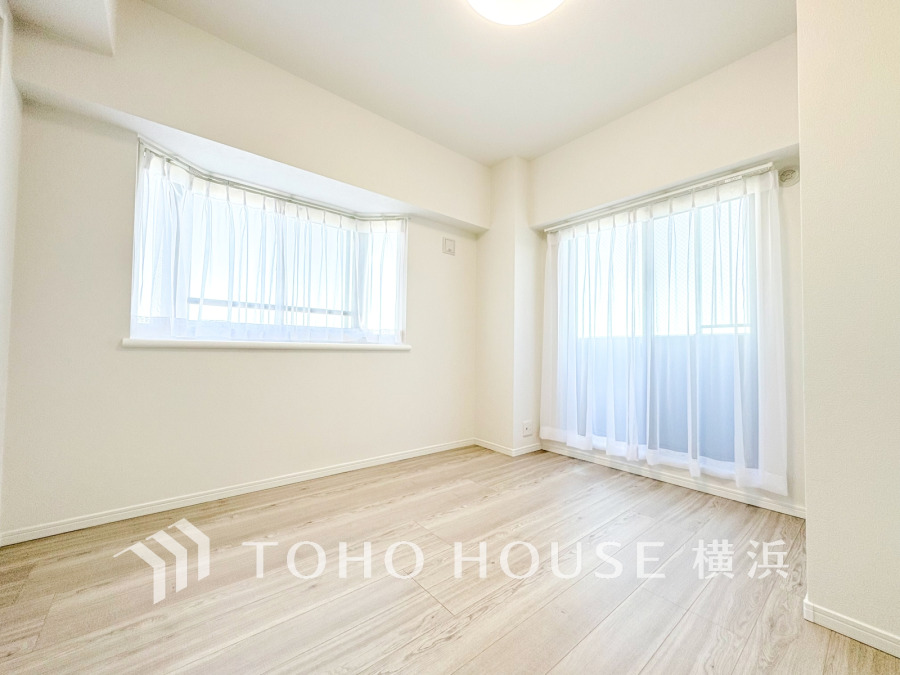 バルコニーに面した明るい洋室。穏やかな陽射しが、ゆったりとした寛ぎの時間を包みます。
