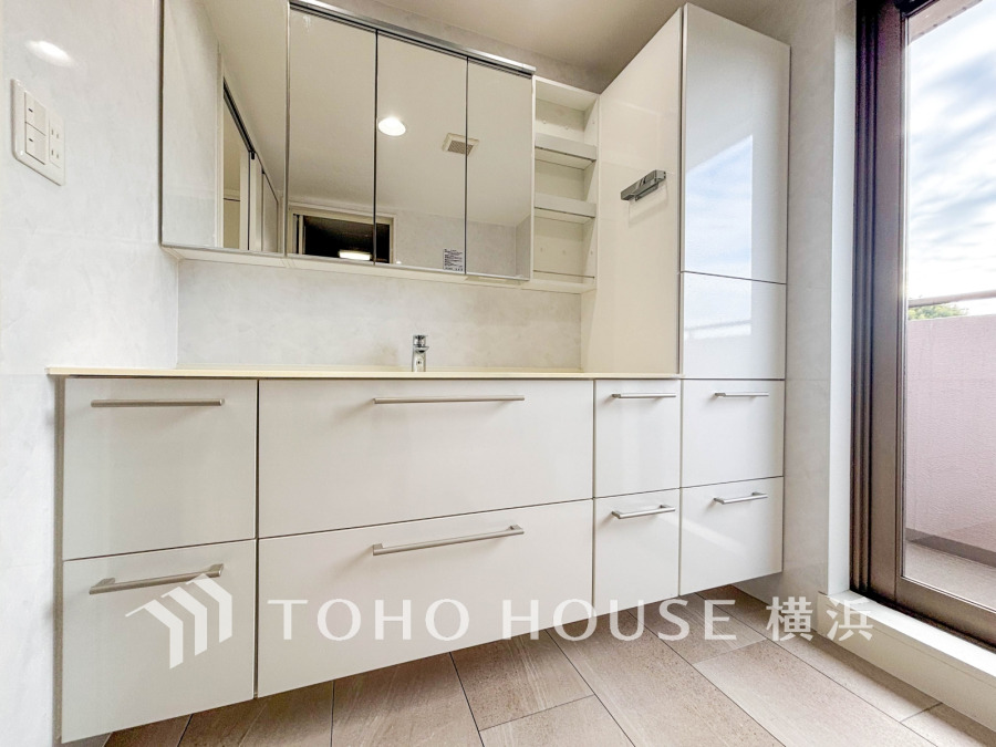 ゆったり落ち着いてお使い頂ける広さと収納を確保した洗面室。