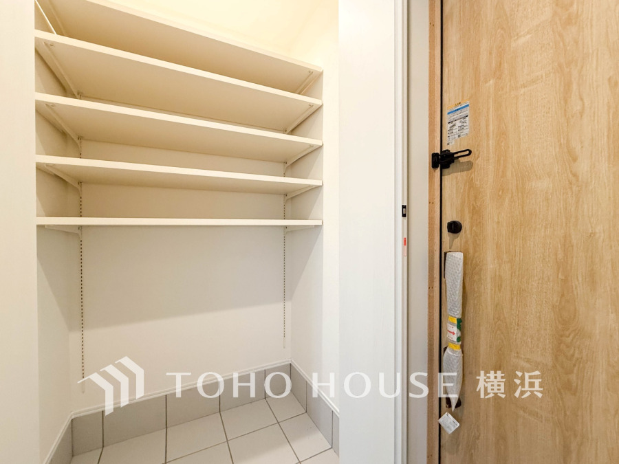 玄関脇にはシューズインクローゼットを完備。ご家族皆さんの靴もしっかり収納できます。広さもあるので、ゴルフバッグやベビーカーなども収納できます。