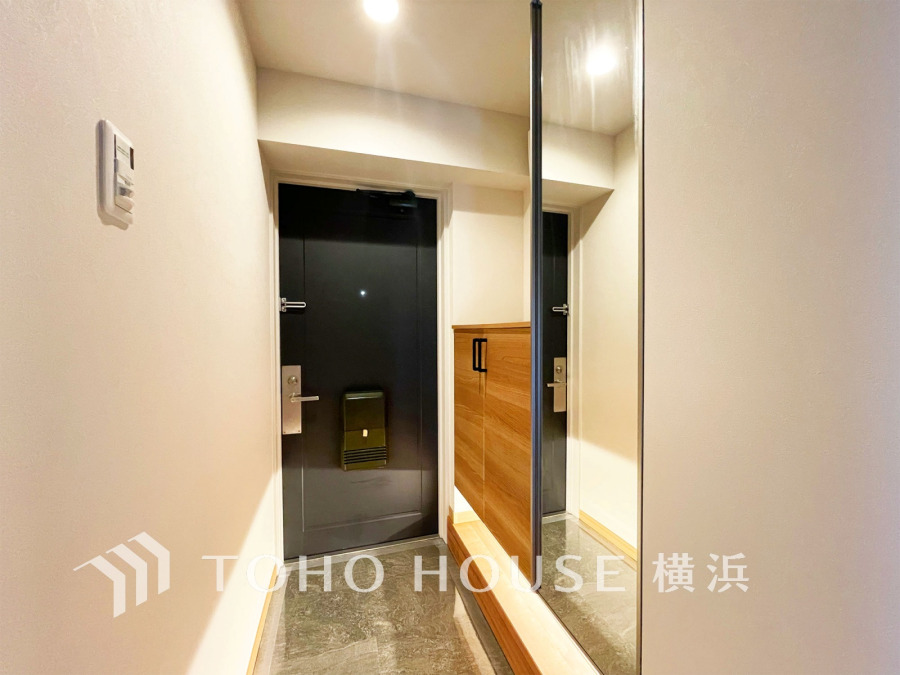 お客様をお迎えする玄関は落ち着いた雰囲気。帰り着くたびに洗練されたテイストの空間に迎えられ誇りと喜びを感じる玄関まわりです。 