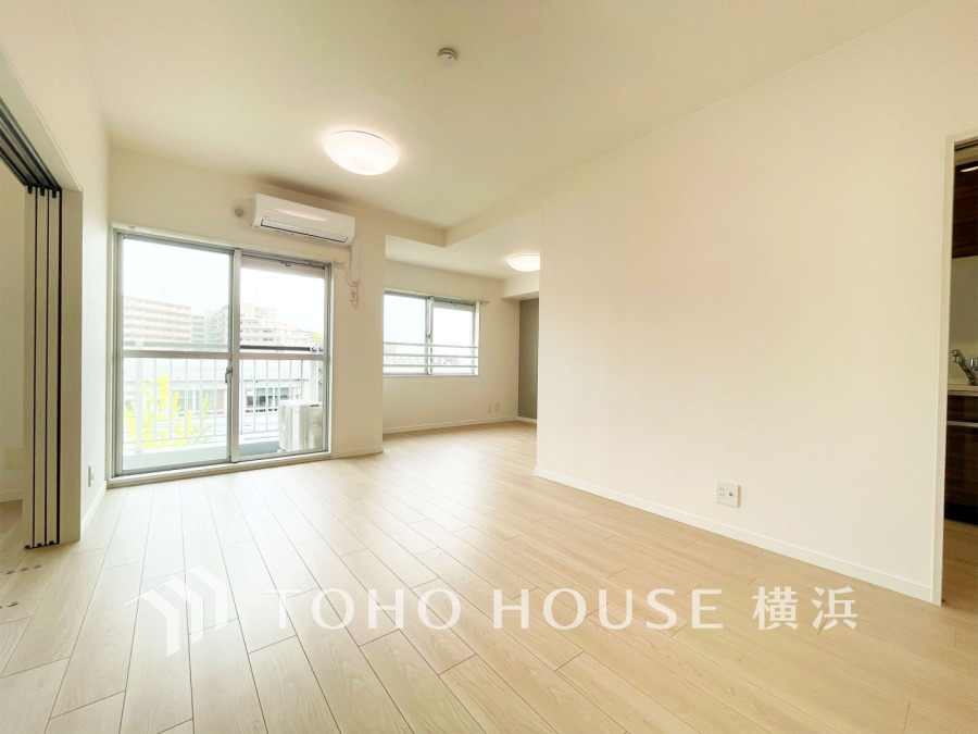 豊かな光が照らすこの場所は、たわいもない会話を楽しみ、ゆったりとした時間を過ごす場所。家族の日常が刻まれる大切な空間です。