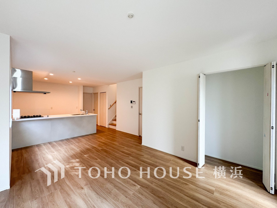 柔らかな光が広がり、デザインされた美しい内装が織り成す家族の集う場所。楽しい会話やさまざまな時が織りなすご家族の時間が丁寧に紡がれていく大切な空間。