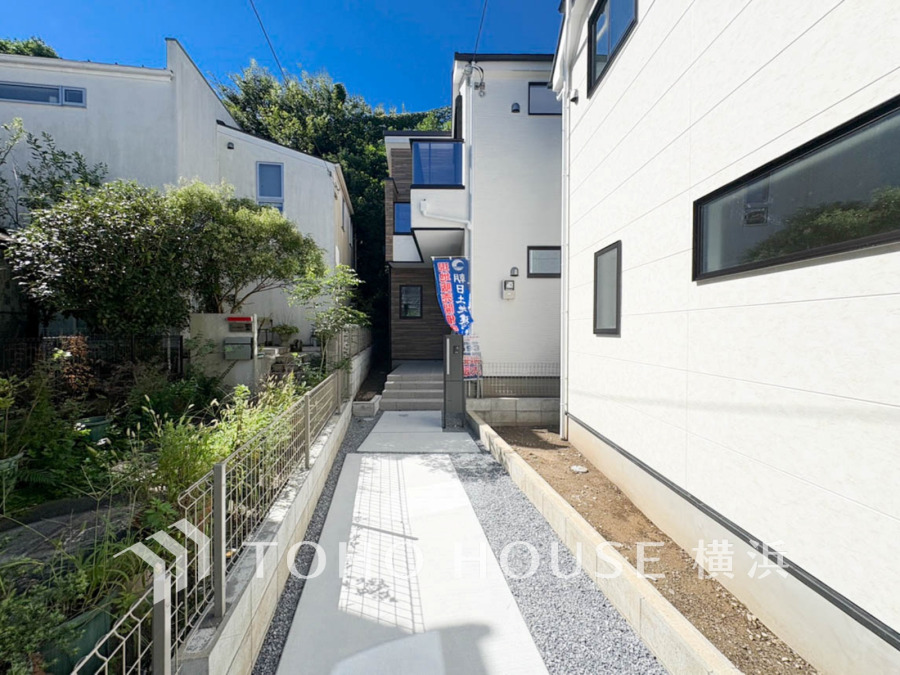 上質感漂う玄関へのアプローチ。居住者の帰り、訪れる方を優しく迎える・安らぎに満ちた生活空間を予感させる。健やかな暮らしを楽しめそう。