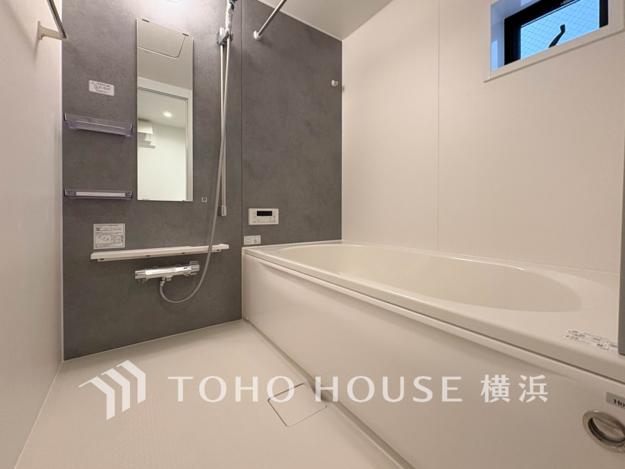 ゆったりとした大き目の浴槽が嬉しい。毎日の疲れを取る癒しの場所だからこそこだわった空間です。リラックスできる優しいカラーで、時を忘れるほどのんびりできる空間に。