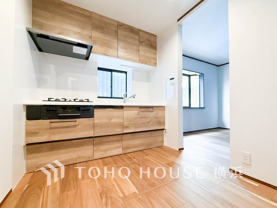 窓から明るい光が差し込むキッチンは、作業に集中しやすい独立型タイプ。3.8帖のゆとりを確保しています。