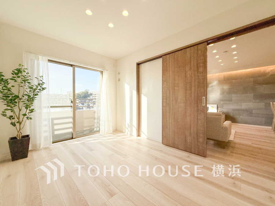 リビングに隣接した洋室は、引き戸を開け放してLDK空間を共有しながら開放的に使うこともできます。
