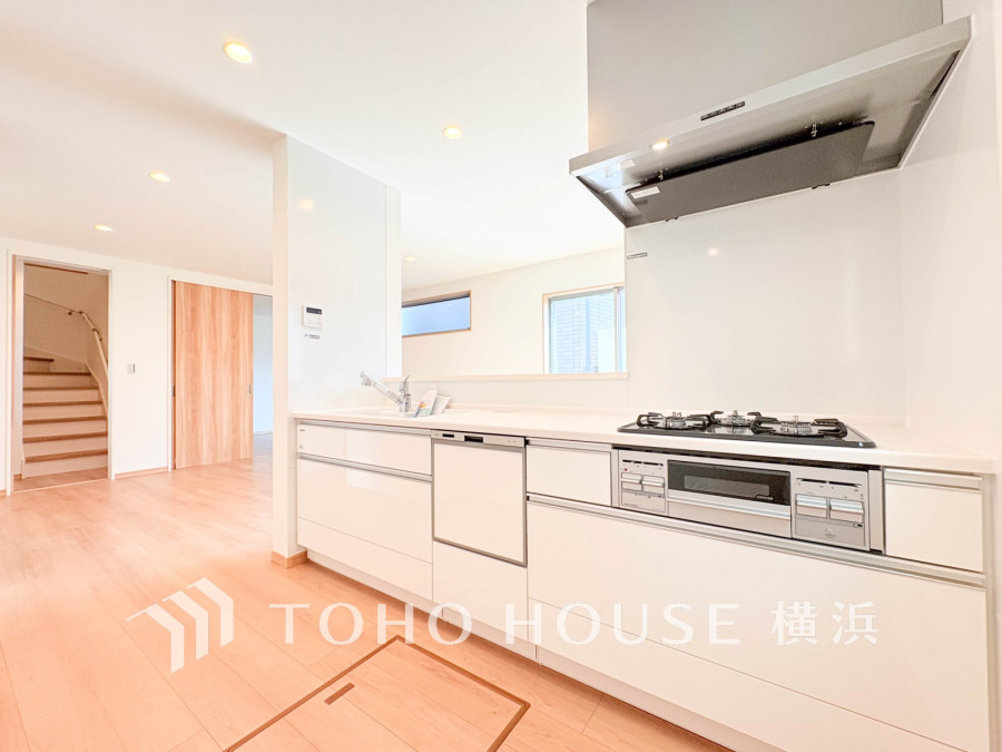 開放的な対面キッチンは、リビングで寛ぐご家族と会話をしながらお料理が出来ます。