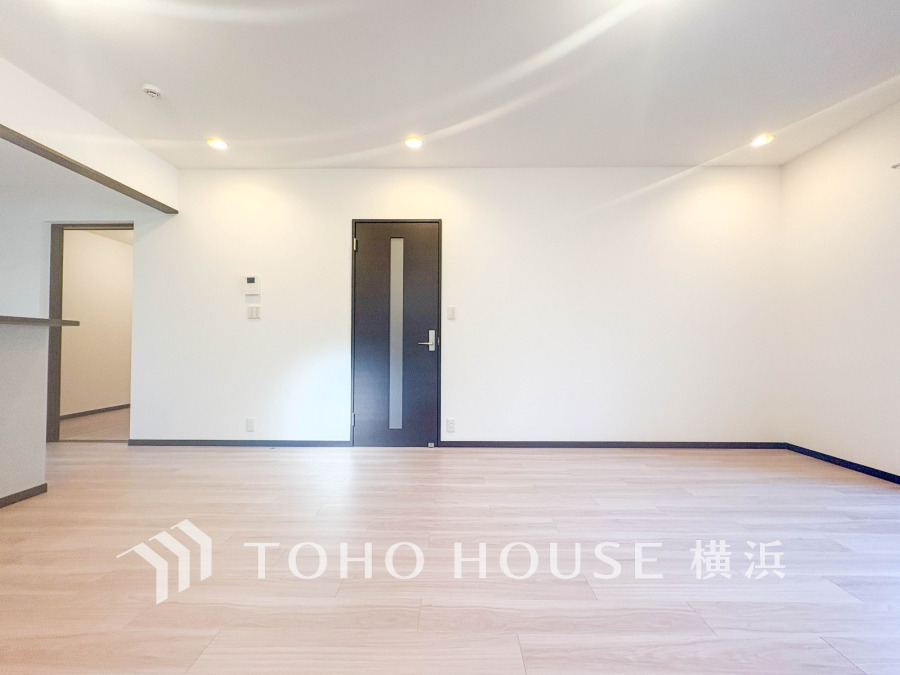 広々としたリビングダイニングは、シックでモダンな内装。落ち着いた雰囲気に包まれて、伸びやかな空間の中で、ゆったりと家族団らんのひとときを過ごせます。