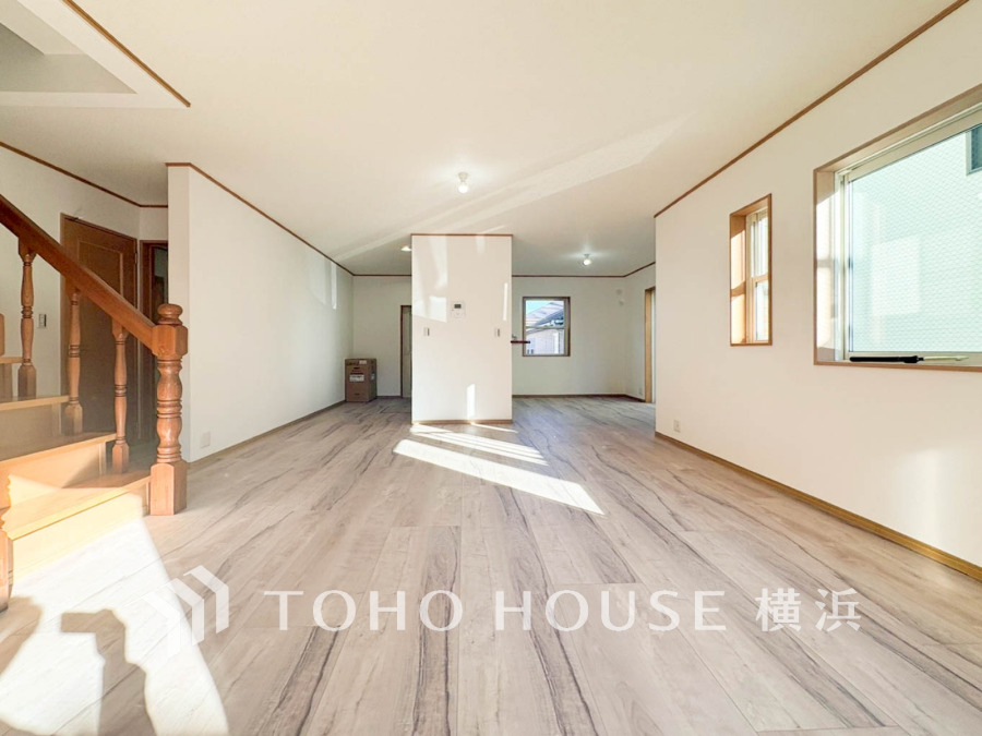 柔らかな光が広がり、デザインされた美しい内装が織り成す家族の集う場所。楽しい会話やさまざまな時が織りなすご家族の時間が丁寧に紡がれていく大切な空間。