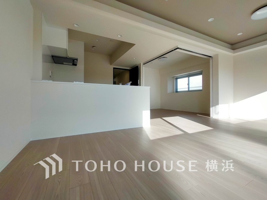 リビングに隣接した洋室の引き戸を開け放して空間を共有しながら開放的に使うこともできます。
