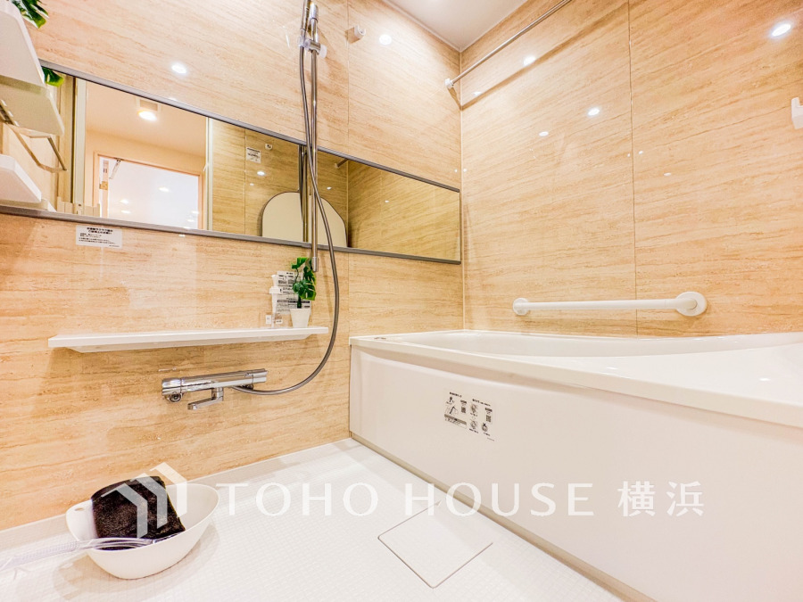 1日の疲れを癒すバスルームは、心地よいリラックスを叶える清潔感溢れる美しい空間です。心からゆったりと寛いでいただけるよう、ゆとりのスペースを確保してます。