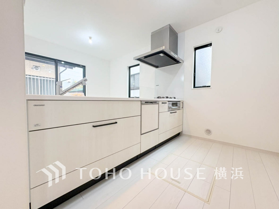 使い勝手の良い設備のキッチンで効率よくお料理もできます。食する料理に家族が舌鼓を打ち自然と笑いが絶えない空気感がそこに広がります。自慢の腕をふるってください。