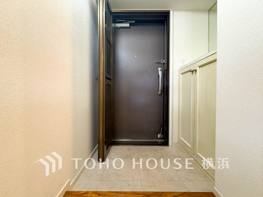 ご家族の帰り、訪れる方を優しく迎え、やすらぎに満ちた生活空間を予感させる。健やかな暮らしを楽しめそう。