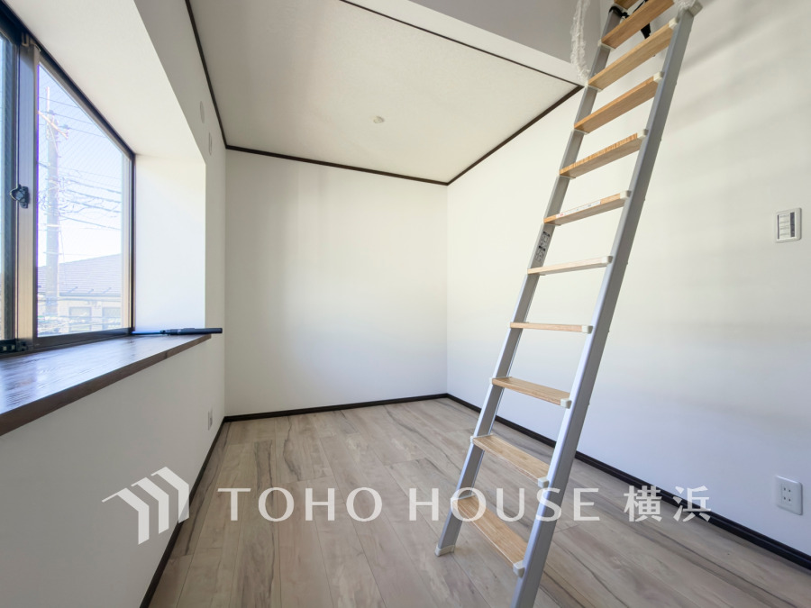 明るい窓辺とロフトへのはしごが魅力の、シンプルで使いやすい洋室です。収納や趣味空間に最適。