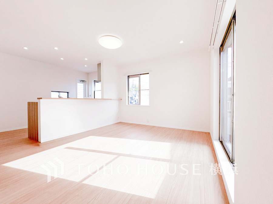 陽光がたっぷり差し込む明るいLDK。シンプルなデザインで家具の配置も自由自在な快適空間です。