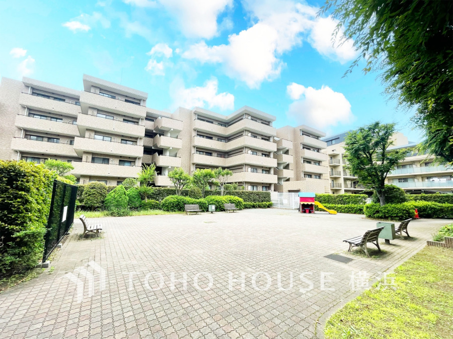 公園に面した開放感のある立地。良好な陽当たりと快適さを追求した間取設計です。
