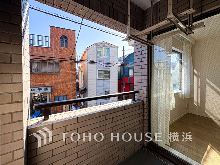 バルコニーは２箇所あり、室内に快適な光と風を取り込みます。
