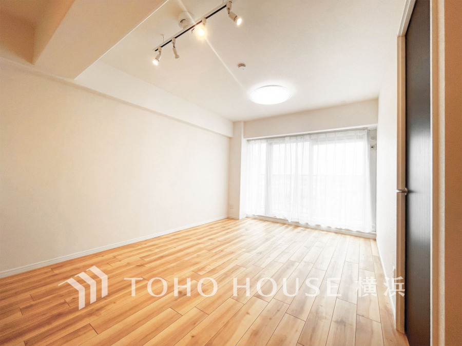豊かな光が床材を照らしだすひと時、この場所には落ち着きと上質な空気感が流れます。ご家族やお友達との時間など、多くの時を刻む空間。何気なく過ぎる時でさえも上質なひと時となる快適な空間を目指して。