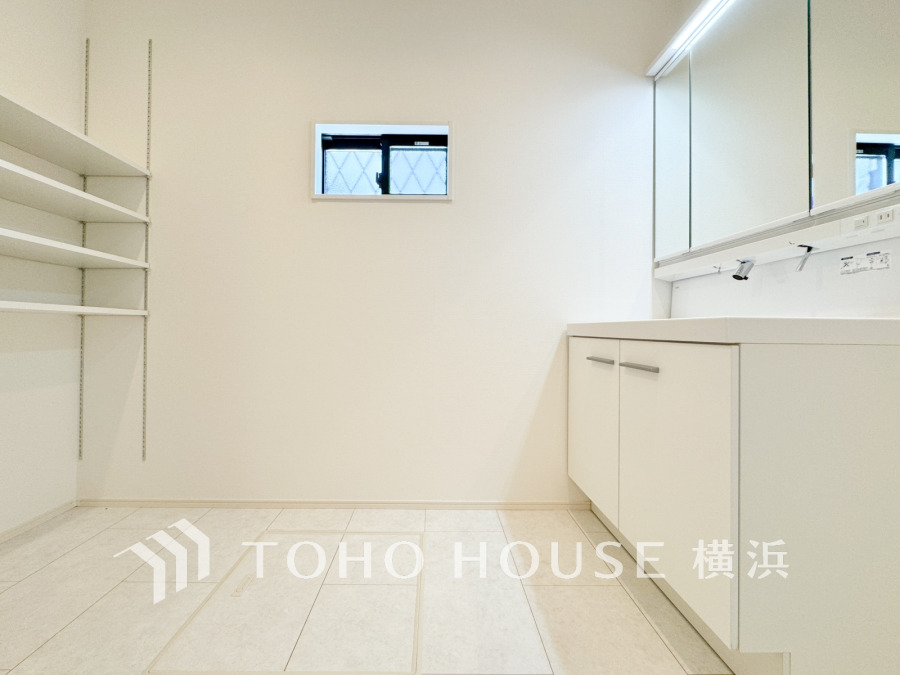 十分な大きさの洗面台は収納もさる事ながら、身だしなみチェックや歯磨きなど、朝の慌ただしい時間でもホテルライクなスペースで余裕とゆとりを感じて頂けます。