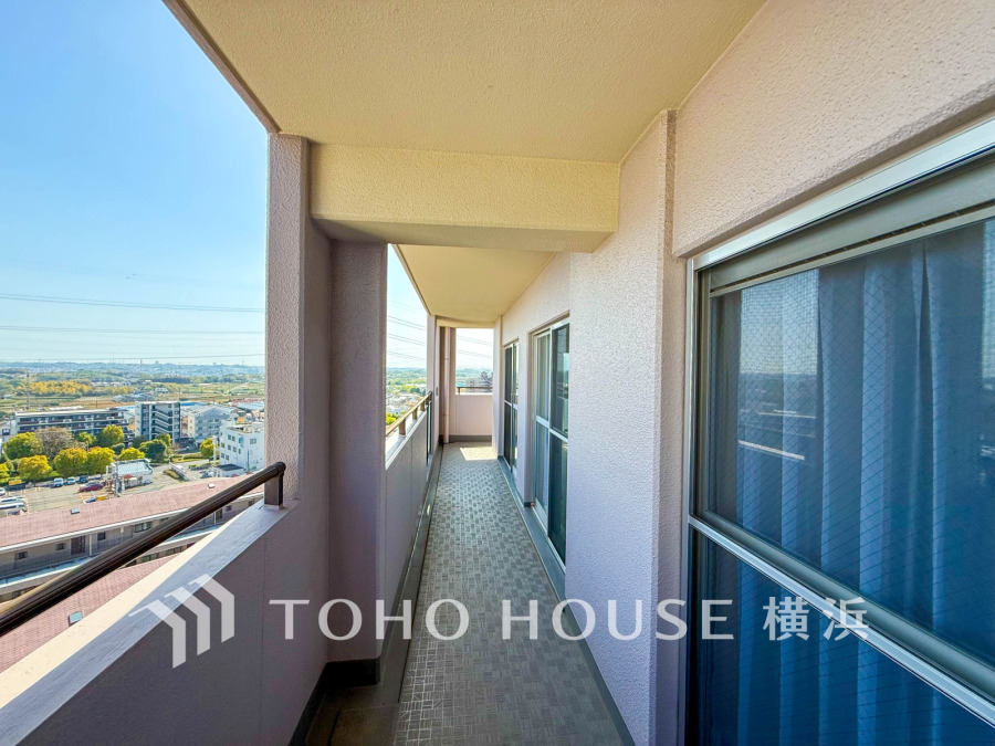 2面バルコニーの開放的なお住まいは、全室がバルコニーに面す明るい住空間です。
