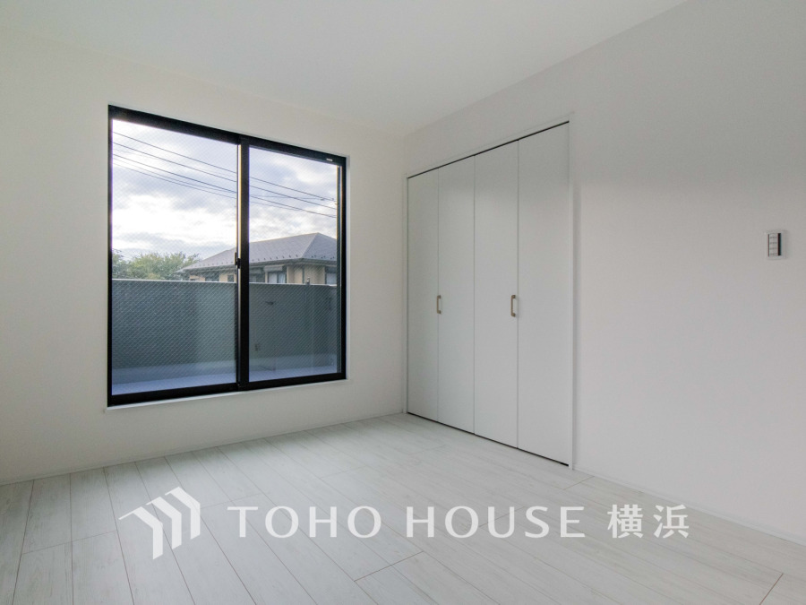 ひとりの時間をゆったり過ごしたり、静かな環境で趣味に打ち込んだり、自分時間を快適に過ごすプライベートルーム。大きな窓で彩られた空間は、心地よい風と伸びやかな眺めを愉しむ特等席に。