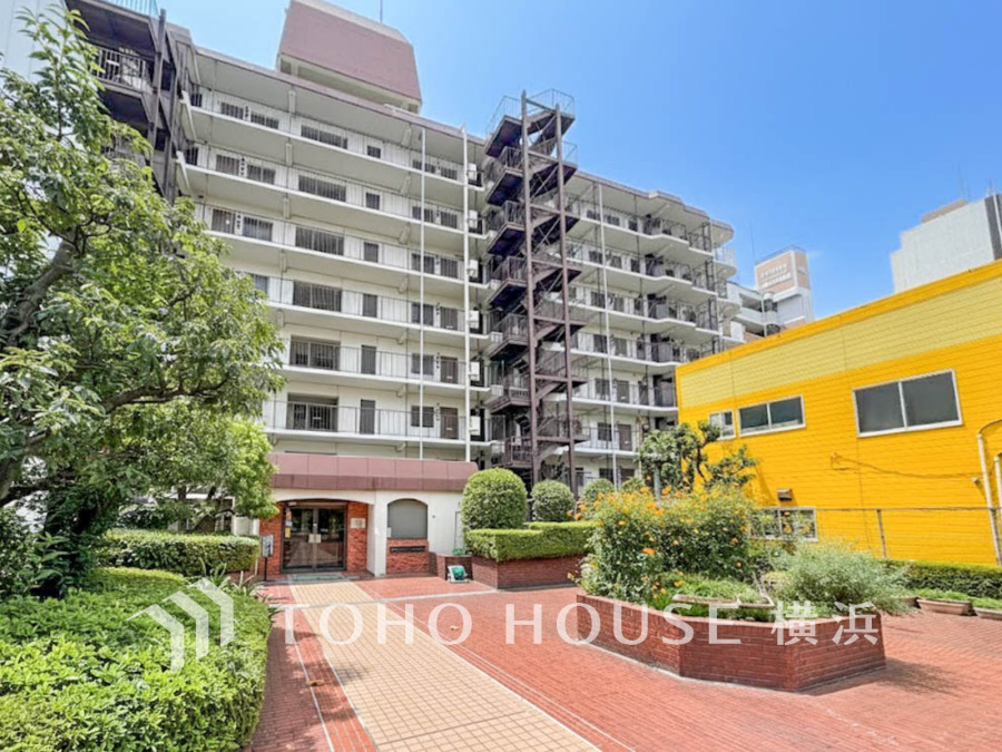 時代の流れに惑わされないシックなカラートーンで街並みに溶け込む外観は、主張し過ぎず、また平凡になり過ぎず絶妙なコントラストで輝きを放ちます。