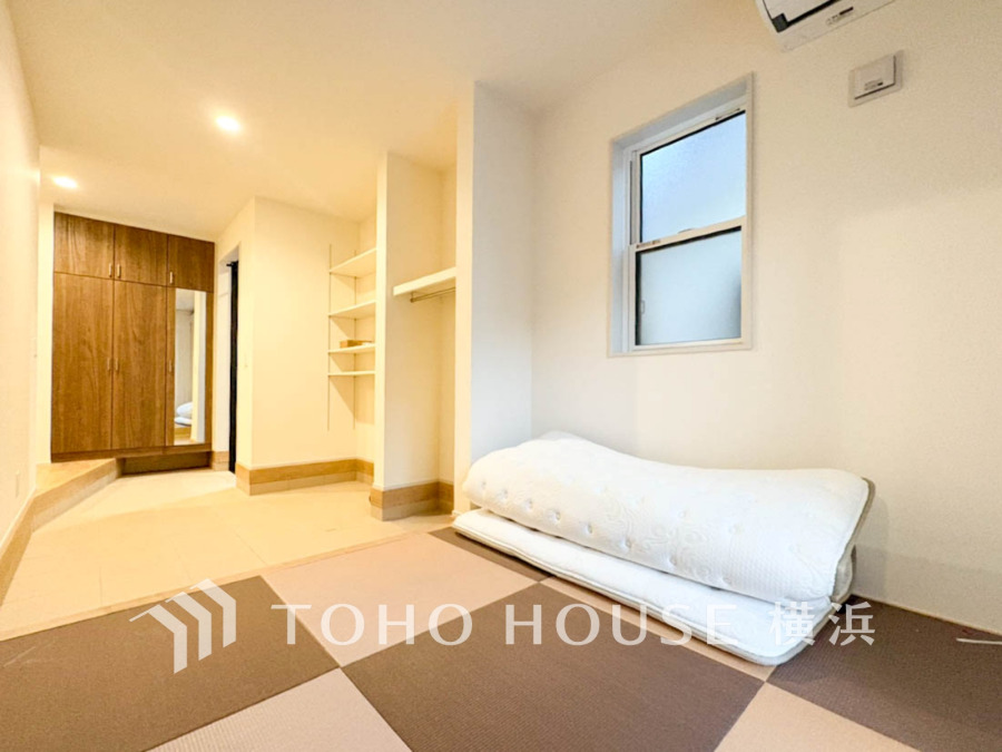 落ち着いた色合いの和室は収納豊富で、玄関に繋がる快適動線。ゆったりくつろげる空間で自然光もたっぷり入ります。