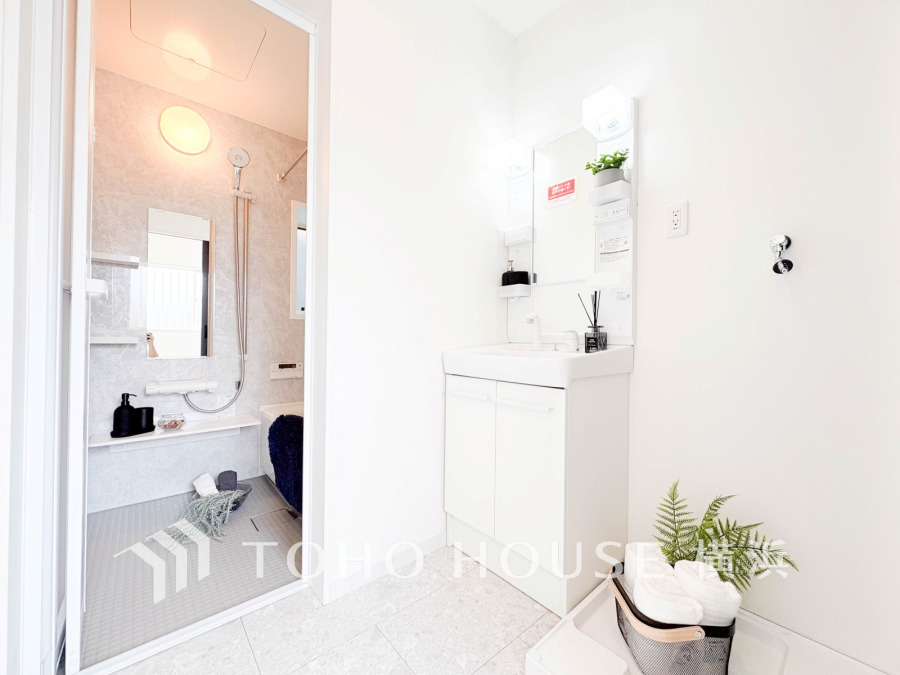 ご家族の1日が始まり、1日の終わりを締めくくる洗面空間。洗濯機を配置しても十分なスペースを確保した設計となっております。